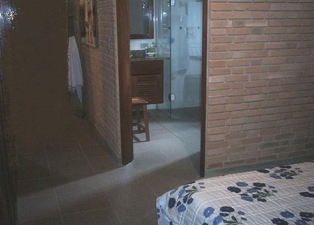 suite-casal-e-banheiro