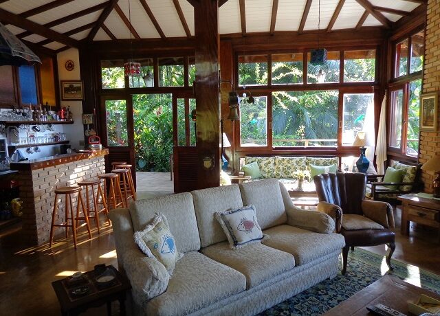 Living e acesso ao deck e churrasqueira